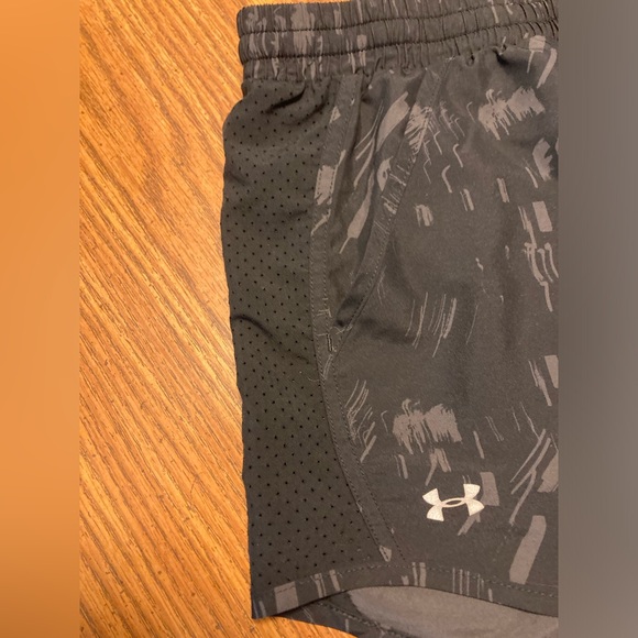 Women’s Under Armour Shorts - size large – loose fit style - Picture 3 of 5